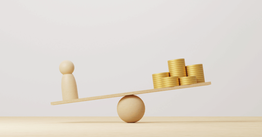 労務担当を採用した場合と給与計算をアウトソーシングした場合の年間コスト比較。社内採用より外注の方がコストを抑えられることを示す。