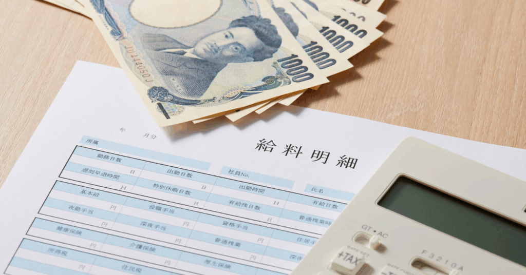 給与計算アウトソーシングの流れ。勤怠データの集計から給与計算、明細発行、社労士による確認までの工程。