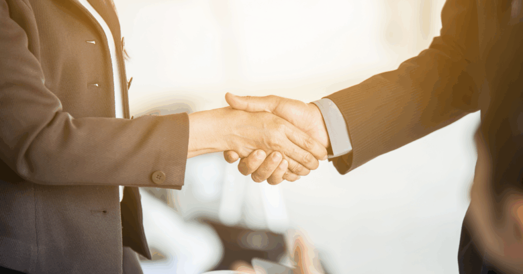 社労士が対応する給与計算アウトソーシングの3つのメリット。正確・安心・効率化をビジュアルで表現している。